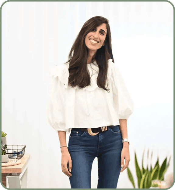 תזונאית קלינית רחל שטרן מחייכת, מייצגת גישה בריאה לירידה במשקל מבלי להרעיב את הגוף.